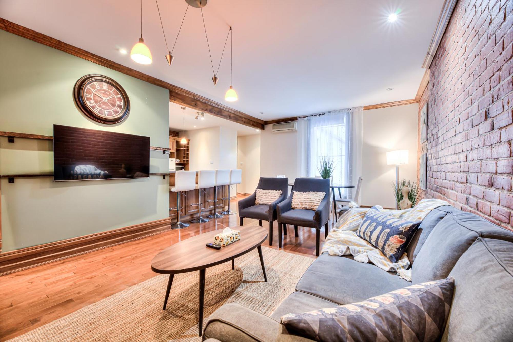 Nightlife With Sophistication & Style - Newly Renovated Downtown & Plateau Couette-café *