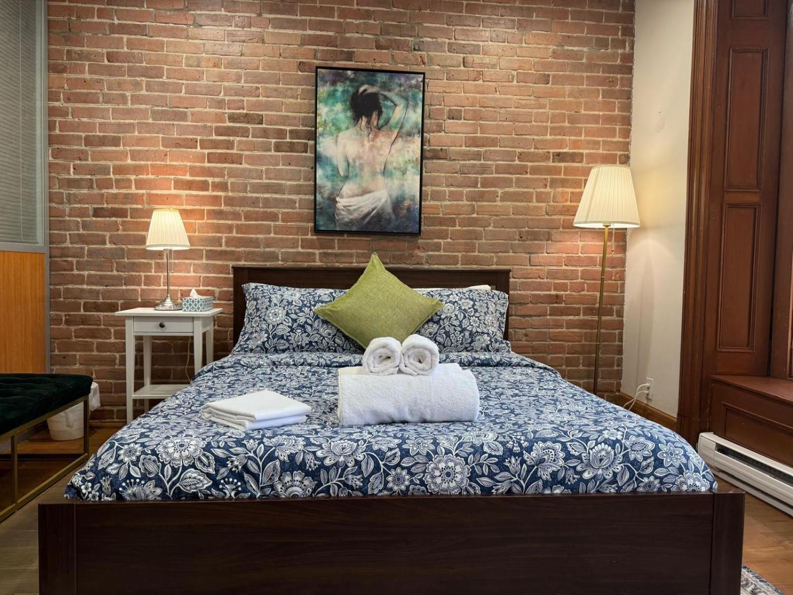 Nightlife With Sophistication & Style - Newly Renovated Downtown & Plateau Couette-café